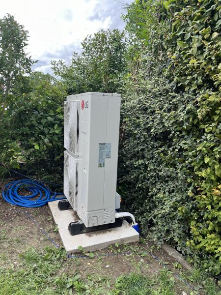 Installation de climatisation réversible gainable LG avec système de plénum motorisé à Caen