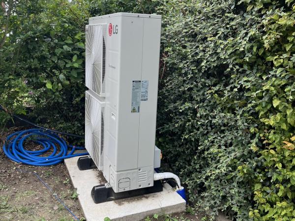 Installation de climatisation réversible gainable LG avec système de plénum motorisé à Caen